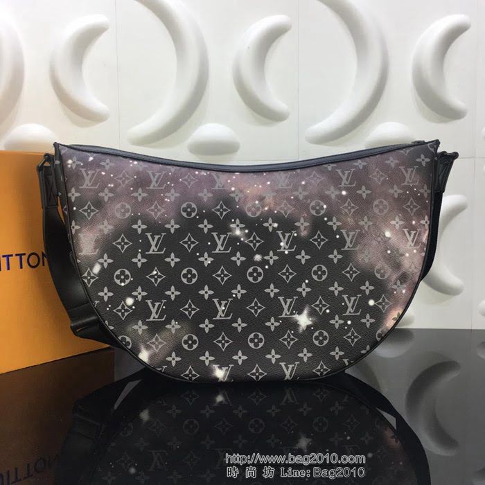 路易威登LV 頂級原單 M44164 2019春夏季前預展系列 經典Monogram花卉與LV字母圖案 彎月造型 Alpha Hobo手袋 男士單肩斜挎包  YDH2496